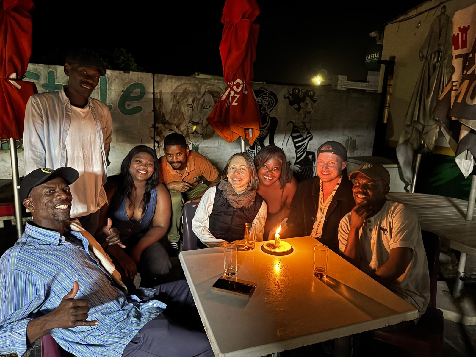 Gemeinsamer Abend in der Township-Bar